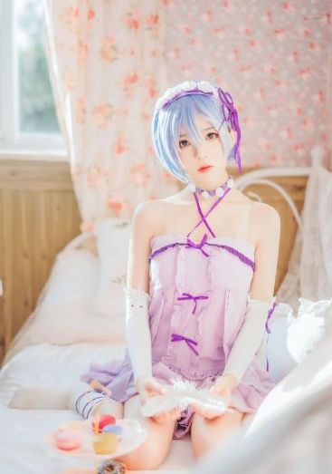 孙尚香站在凳子上辅导刘禅写作业