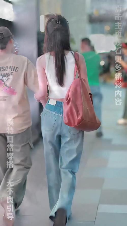 抓住班主任丰满双乳顶在墙上