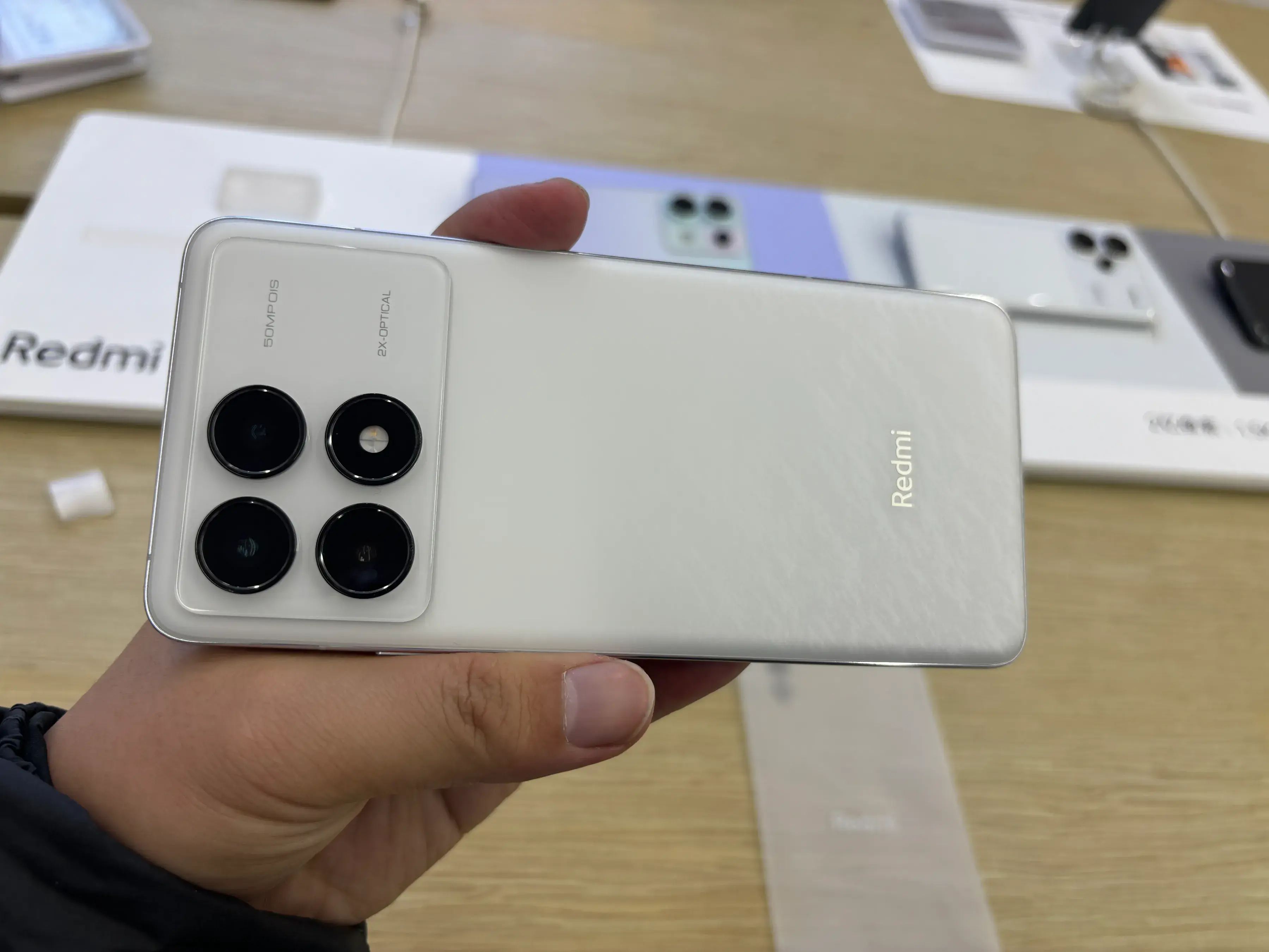 Redmi K70上手体验，质感对标旗舰，这让友商怎么玩？