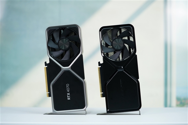 彻底“黑化”！NVIDIA公版RTX 4070 SUPER图赏