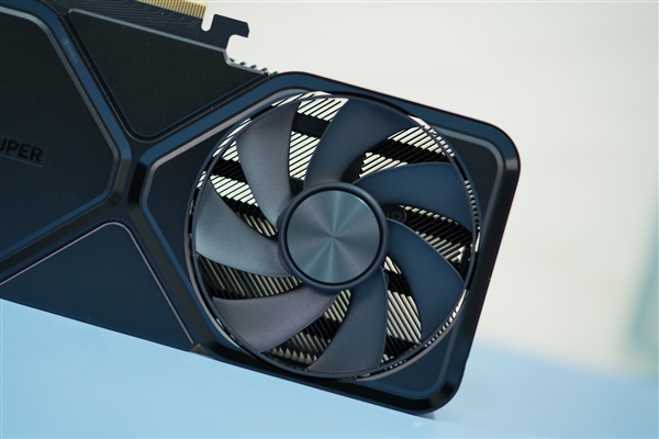 彻底“黑化”！NVIDIA公版RTX 4070 SUPER图赏