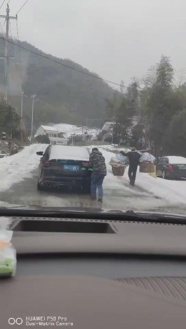 冰雪路面腾势D9的自信驾驭