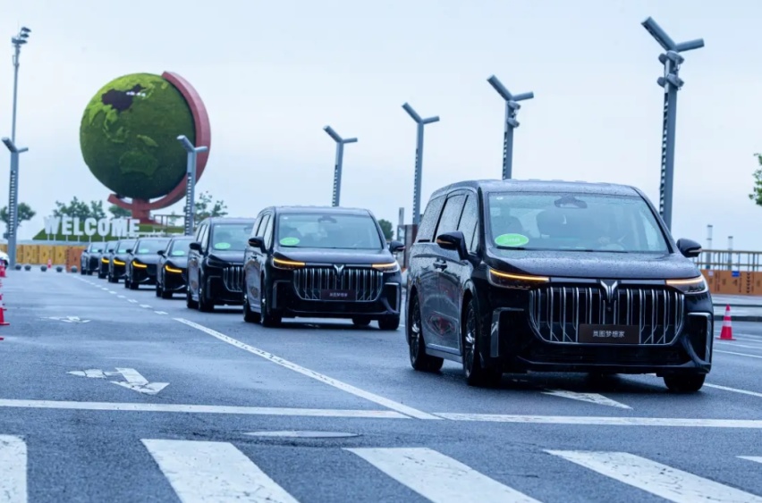 岚图成为2024年大连夏季达沃斯论坛指定用车 提供出行保障