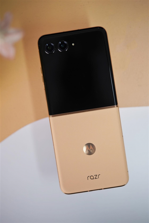 4英寸超大无界外屏 小折叠moto razr 50 Ultra图赏