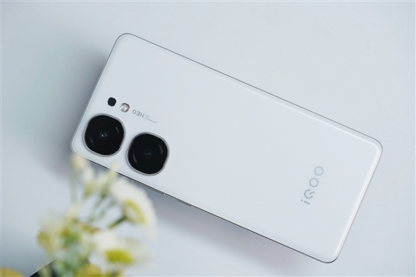 骁龙8 Gen3双芯战神！iQOO Neo9S Pro+星曜白图赏