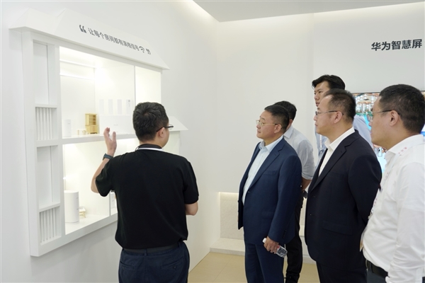 华为参展2024中国联通全球合作伙伴大会：智能汽车、路由、手机、全屋智能等悉数亮相