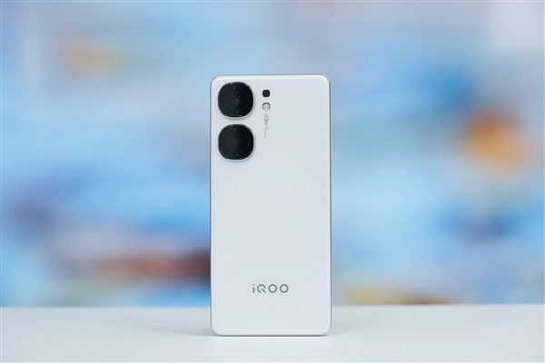 骁龙8 Gen3双芯战神！iQOO Neo9S Pro+星曜白图赏