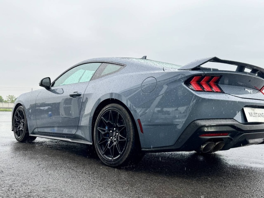 短试福特全新一代Mustang：暴雨中感受汽油味信仰