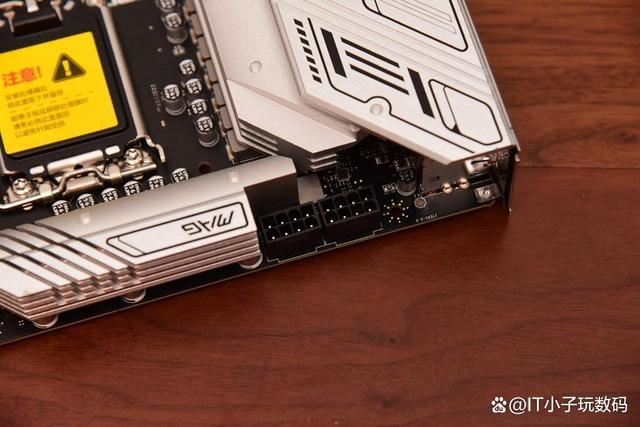 我的首款DDR5装机内存! 枭鲸审判者DDR5内存 5600 32G内存超频测评