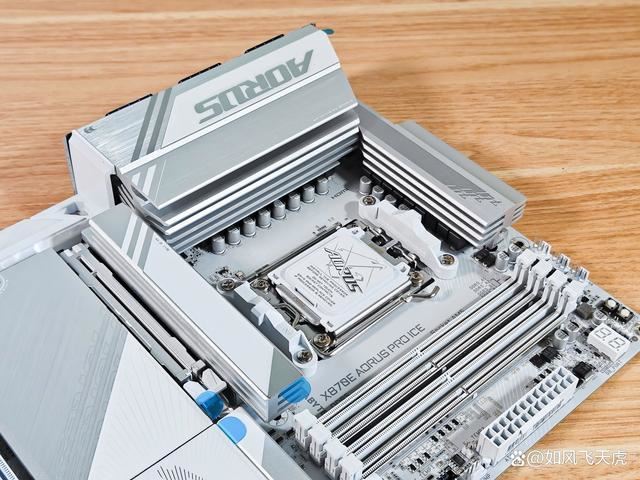 首款真正全白主板! 技嘉X870E AORUS PRO ICE电竞电竞冰雕主板测评