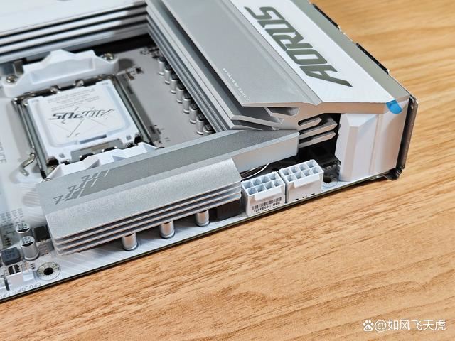 首款真正全白主板! 技嘉X870E AORUS PRO ICE电竞电竞冰雕主板测评