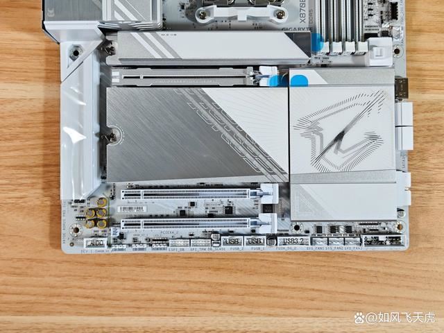 首款真正全白主板! 技嘉X870E AORUS PRO ICE电竞电竞冰雕主板测评