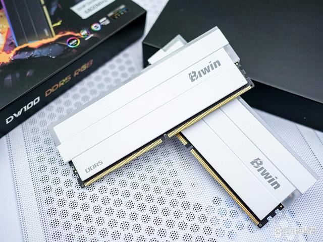 轻松8400MHz! 佰维DW100时空行者DDR5 6800 RGB 32GB套装测评