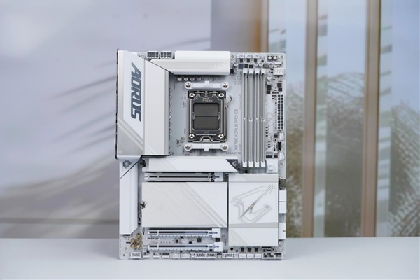 首款全白主板！技嘉X870E AORUS PRO ICE电竞冰雕图赏