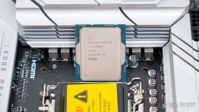 24年12700KF还值得入手吗? 微星Z790刀锋钛索泰4070SUPER欧泊白测评