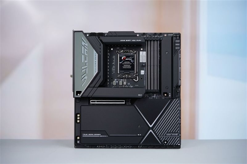 七彩虹iGame Z890 Vulcan X黑火神评测