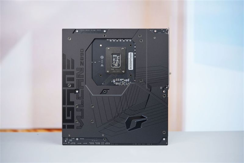 七彩虹iGame Z890 Vulcan X黑火神评测