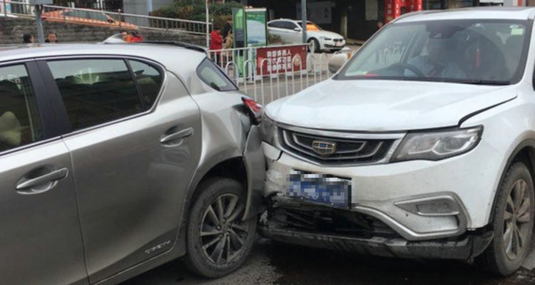 后备箱被追尾变形修下多少钱(后备箱被追尾变形漏雨)