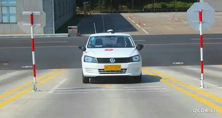 科二坡起怎么避免熄火溜车(科二坡起怎么操作不熄火)