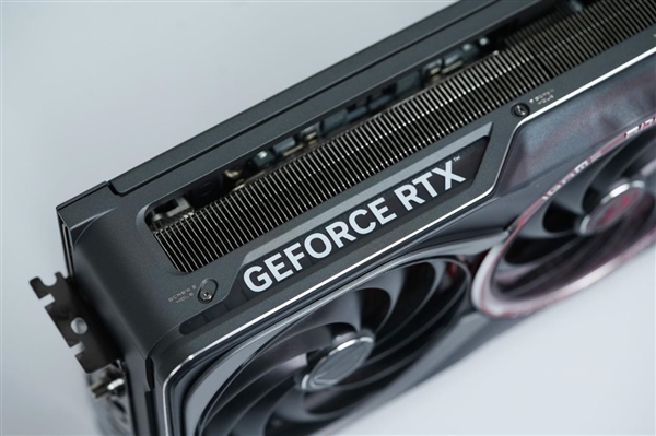 国行特供游戏利器！七彩虹iGame RTX 5090D Advanced 32GB显卡图赏