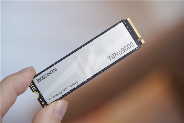 速度逼近PCIe 5.0极限！长江存储致态TiPro9000 2TB SSD图赏