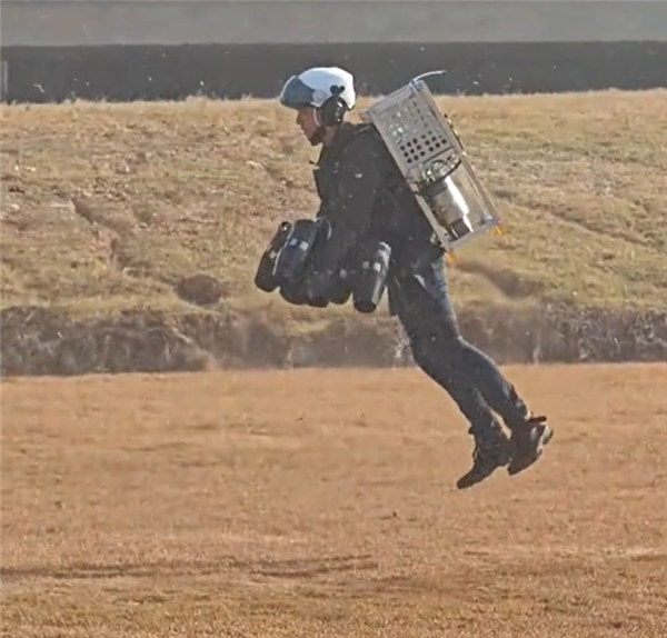 男子自制背包式飞行器试飞成功：7台发动机、极速120km/h