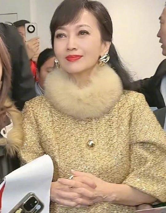 “白娘子”赵雅芝晒71岁美照：状态超好 烈焰红唇娇嫩无比