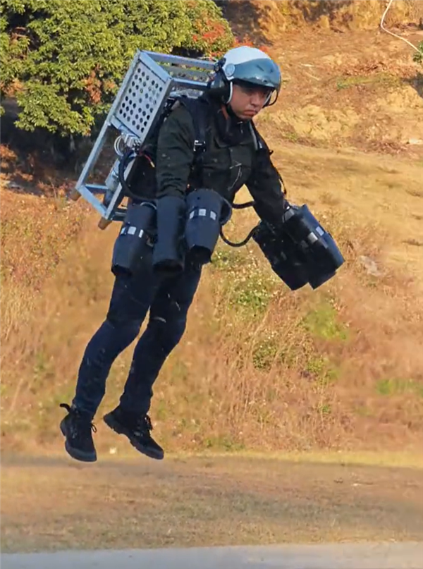 男子自制背包式飞行器试飞成功：7台发动机、极速120km/h