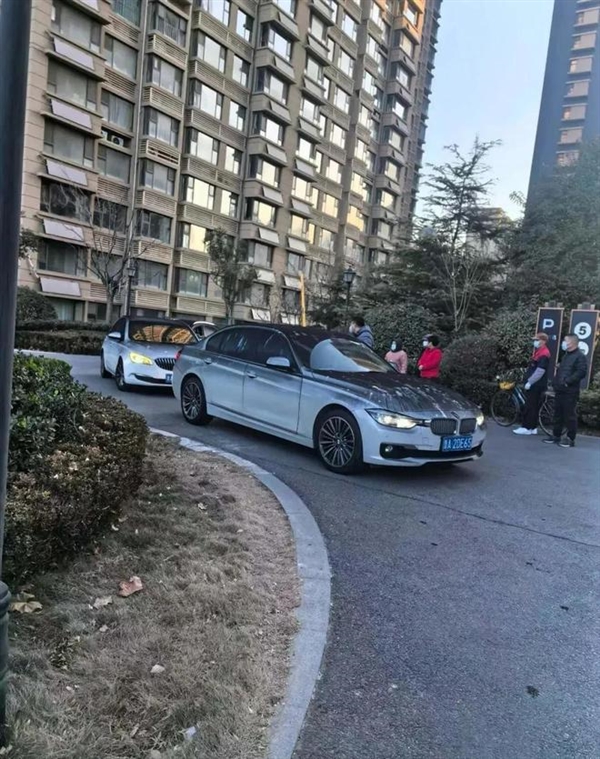 小区地库起火烧毁十几辆汽车摩托车 消防报告：小鹏电动车起火所致