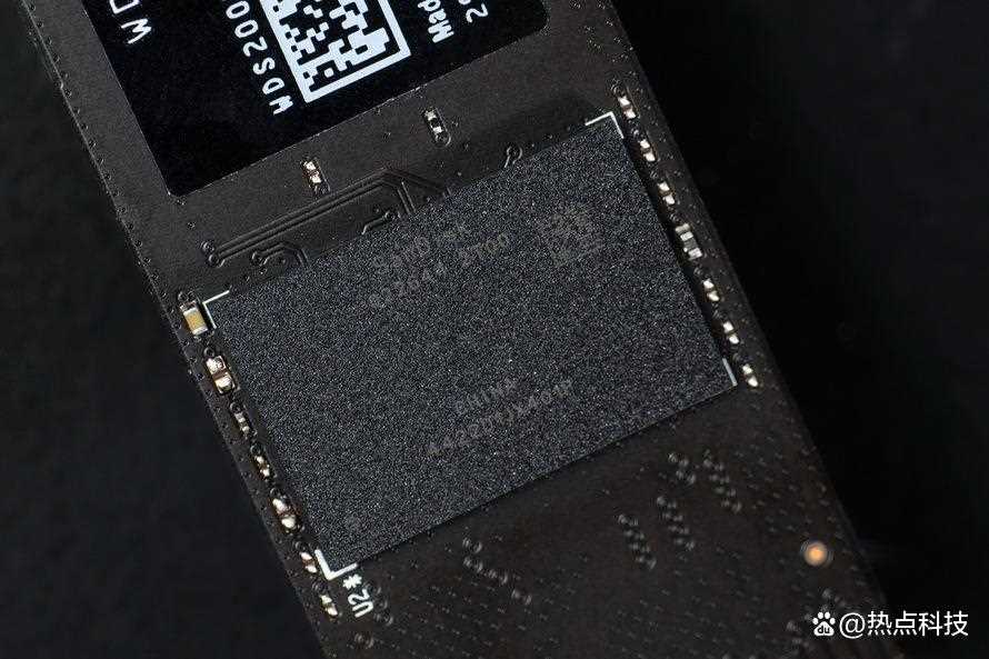 性能破7000MB/s的主流SSD! 西部数据WD?BLACK SN7100y硬盘评测