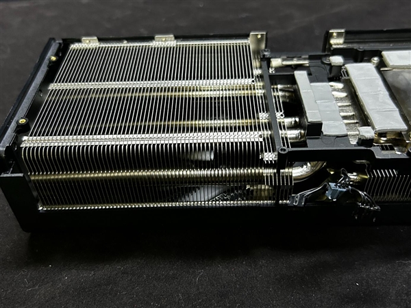 炫酷来袭 耕升 GeForce RTX  5070 Ti 炫光·超 OC带来超高性能