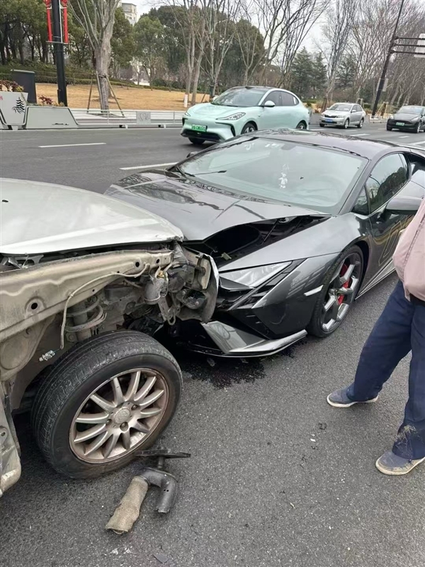 损失大了！上海一轿车冲入逆向车道撞上兰博基尼跑车