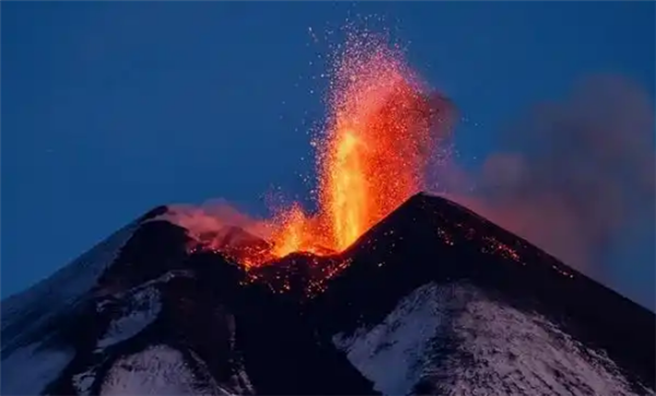 意大利西西里岛火山喷发  有一48岁男子为“看热闹”在冰面摔骨折